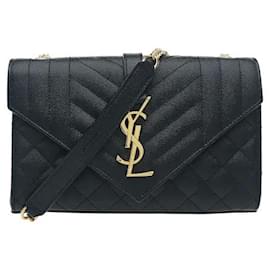 Saint Laurent Il motivo matelassé firma della maison, con ricami intricati, si armonizza con i dettagli metallici del logo sul davanti per un mood sofisticato ma classico. Realizzato in robusta pelle che