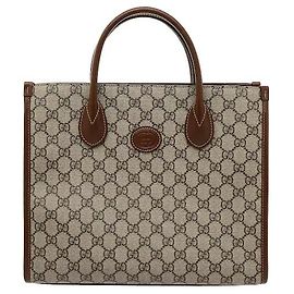 Una borsa tote che mette in mostra l'iconico dettaglio Interlocking G di Gucci, dove il robusto materiale canvas si armonizza con i profili in pelle per un'eleganza classica. Nonostante le dimensioni small e compatte, dispone di un ampio spazio interno.