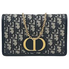 La pochette two-in-one Dior 30 Montaigne in jacquard Dior Oblique Blue è una pochette two-in-one realizzata in tela jacquard Dior Oblique. Presenta la chiusura a lucchetto CD distintiva della linea 30 Montaigne