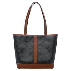 Questa piccola tote mette in risalto l'iconico motivo Triomphe con un manico in pelle. Realizzata in tela leggera, è resistente ai graffi e alle macchie, rendendo pratica la manutenzione quotidiana. La sua forma alta, - Céline