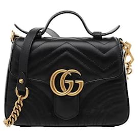 El icónico cuero Matelassé chevron de Gucci ofrece una textura suave pero resistente, mientras que el logotipo double G en tono dorado antiguo en la parte delantera transmite claramente la identidad de la marca. Puede estilizarse elegantemente como un