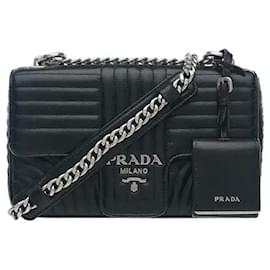 La borsa a tracolla Diagramme mette in risalto l'intricato motivo di cuciture trapuntate di Prada. Realizzata in pelle morbida e resistente, offre un'ottima presa e un'eccezionale durata contro le macchie esterne e