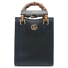 Gucci Uma mala tote onde a pega de bambu natural, precisamente curvada através de um processo de aquecimento, confere um toque original e elegante. Fabricada em material de couro robusto e suave, possui uma estrutura excecional.
