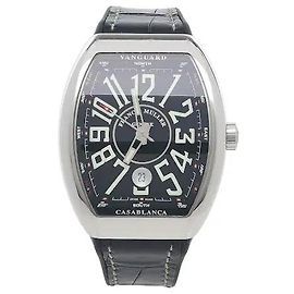 La distintiva cassa tonneau di Franck Muller si armonizza con un movimento automatico di precisione per una presenza singolare. Gli indici con numeri arabi iconici sono disposti con precisione sul quadrante,