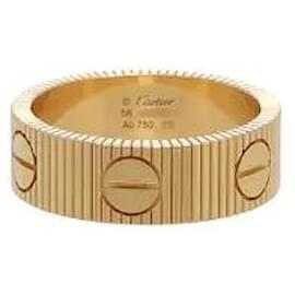 Un anello che reinterpreta il design iconico della collezione Love di Cartier con una sensibilità moderna. Spicca il motivo a vite caratteristico e l'oro finemente rifinito conferisce un'eleganza sofisticata.