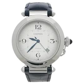Cartier Un modello caratterizzato da una corona con cappuccio blu collegata da una catena all'interno di una cassa rotonda, insieme a indici in numeri arabi. Il robusto materiale in acciaio si armonizza con un delicato quadrante guilloché per