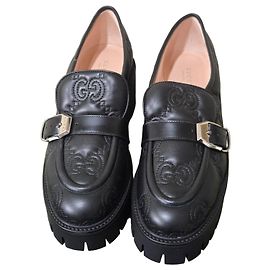 Mocassini platform Gucci in pelle nera con monogramma GG