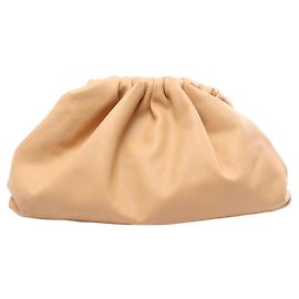 Bolso de mano pouch Bottega Veneta de cuero beige