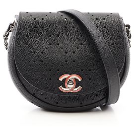 Borsa a tracolla Chanel Round Flap in pelle di vitello martellata nera