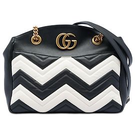 Borsa a tracolla Gucci GG Marmont in pelle matelassé nera Medium con catena
