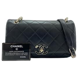 Borsa a tracolla Chanel Matelassé 23 in nero