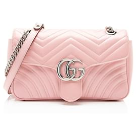Borsa a patta media GG Marmont in pelle matelassé Gucci