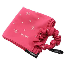 Chanel Set aus rosa Seidenschal und Muffler