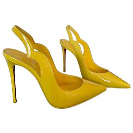 Décolleté slingback Christian Louboutin in pelle verniciata gialla