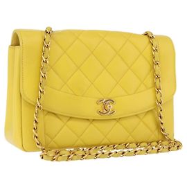 Bolsa de Ombro CHANEL Matelasse com Corrente em Pele de Cordeiro Amarela com Detalhes Dourados CC Auth 195325V