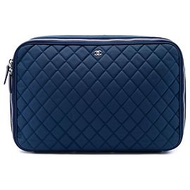 Custodia per laptop e borsa business Chanel CC in nylon trapuntato blu