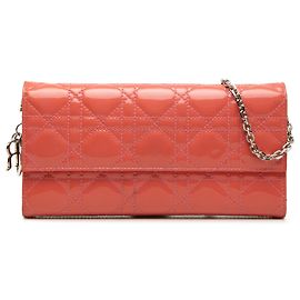 Portafoglio con catena Lady Dior in pelle vernice rosa Cannage di Dior