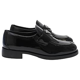 Mocassini Prada con logo Triangle in pelle verniciata nera