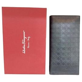 Salvatore Ferragamo Carteira longa masculina com aba e relevo Gancini