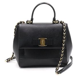 Salvatore Ferragamo Borsa a mano Kerry Small in pelle Saffiano nera con manico superiore e tracolla a catena