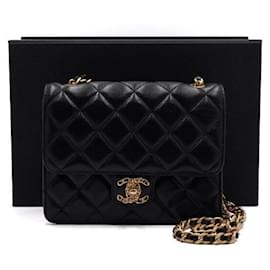 Chanel Borsa a patta matelassé in pelle d'agnello nera con logo CC e catena dorata