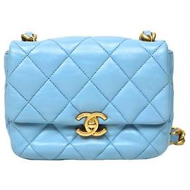 Chanel Borsa a tracolla in pelle di agnello matelassé azzurro con catena