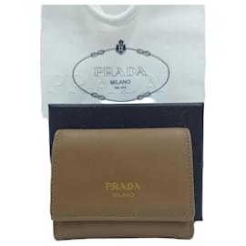 Kleines Tri-Fold Portemonnaie aus Leder Caramel - Prada