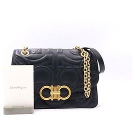 Salvatore Ferragamo Borsa a tracolla e crossbody matelassé nera con logo Gancini e catena dorata