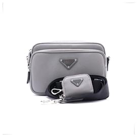 Prada Borsa a tracolla Messenger in pelle Saffiano con logo argento Season