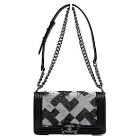 Chanel Borsa a tracolla e crossbody Boy Medium in pelle verniciata nera con paillettes e catena argentata
