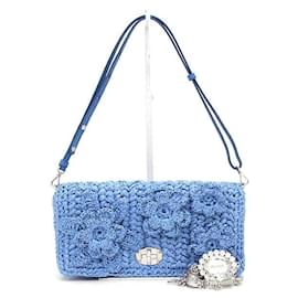Miu Miu Borsa a tracolla in rafia blu con fiore di cristallo e catena argentata