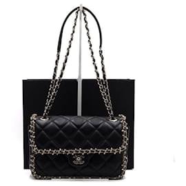 Chanel Borsa a tracolla in pelle d'agnello nera con logo CC dorato, patta, perle e catena dorata