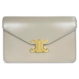 Céline Borsa a tracolla con catena Triumph Margo WOC in vitello lucido