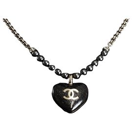 Chanel Collana con ciondolo a catena dorata, perla di vetro nero e logo CC cuore in cristallo