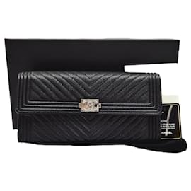 Cartera larga Boy Caviar Chevron negra con ribete plateado - Chanel