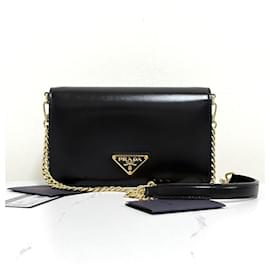 Prada Borsa a tracolla in pelle con catena Nera