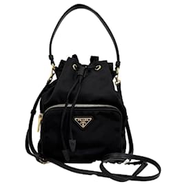 Prada Borsa Bucket in Nylon con Logo Triangle Nero