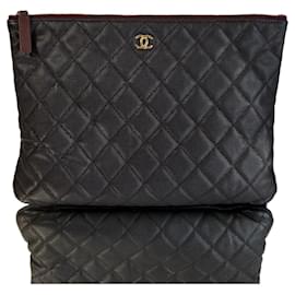 Caviar Classic New Medium Clutch - Chanel