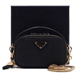 Prada Mini borsa tote pouch in pelle Saffiano nera con logo triangolare, borsa a tracolla con catena dorata