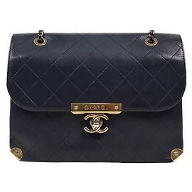 Chanel Sac à épaule matelassé à rabat bleu marine