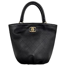 Chanel Bucket Bag Serie aus Kalbsleder mit gestepptem Kettengriff