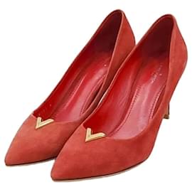 Louis Vuitton Wildleder-High-Heels mit rotem Logo