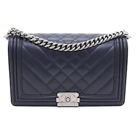 Chanel Borsa Boy in pelle d'agnello, borsa a tracolla e crossbody grande con catena argentata