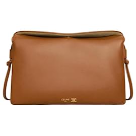 Céline Borsa tote e a tracolla da donna Trio Flap in pelle di agnello morbida marrone