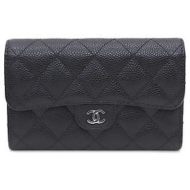 Chanel Cartera clásica con solapa para mujer en piel caviar negra con logotipo CC plateado
