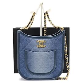 Chanel Borsa a tracolla hobo in denim blu lavato con dettaglio CC in metallo dorato