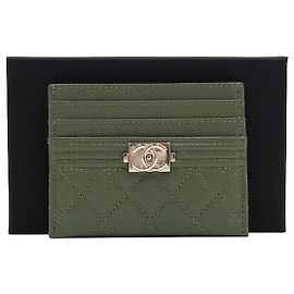 Chanel Tarjetero Cartera Boy de piel caviar verde oscuro chapado en oro