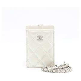 Chanel Portacarte arrotolabile Coco Neige Pearl White con catena collana