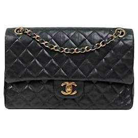 Chanel Borsa a spalla Classic in pelle d'agnello nera Medium