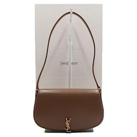 Borsa a tracolla mezza luna Mini Voltaire in vitello Dark Cocoa - Saint Laurent